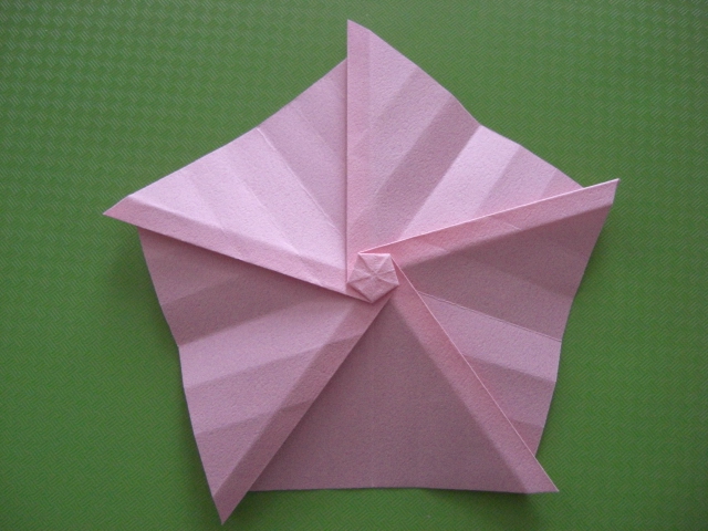 étape 9
on aplatit la pentagone au milieu
