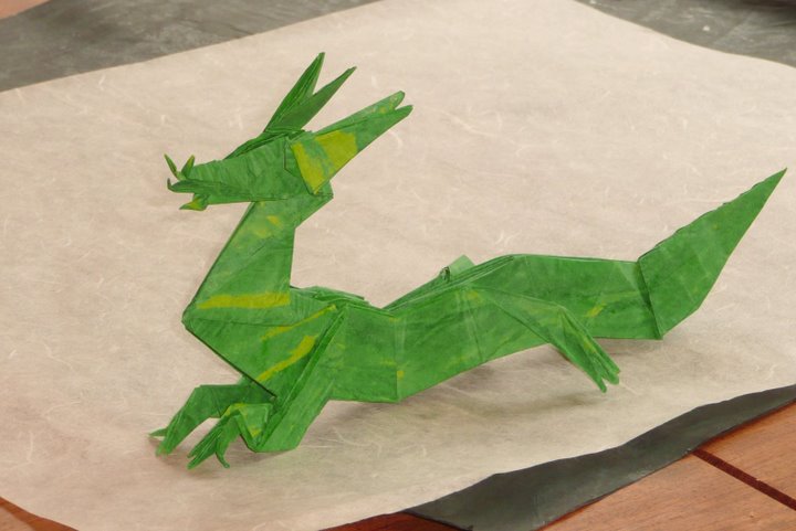 Dragon d'après Jun Maekawa
avant le modelage (j'ai un peu peur de tout abimer, je préfère en avoir au moins une photo avant :) )- papier de soie, 2 couches au MC, 48cm de côté
Mots-clés: dragon