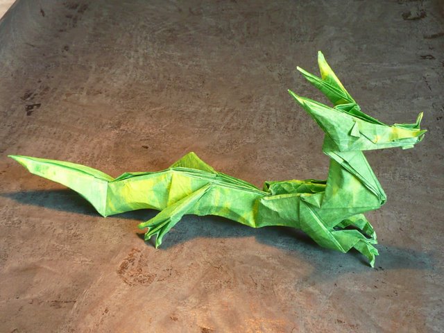 Dragon d'après Jun Maekawa
papier de soie, 2 couches au MC, 48cm de côté - après le modelage

Mots-clés: dragon