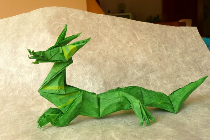 Dragon d'après Jun Maekawa
papier de soie, 2 couches au MC, 48cm de côté - modelage final
Mots-clés: dragon
