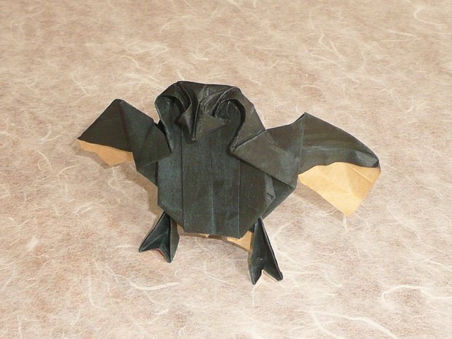 hibou 1 (gachepapier)
Basé sur celui de Peterpaul Forcher. J'ai rajouté une greffe pour faire des "serres" et une queue. La greffe était en H, si on regarde le CP avec les pattes à gauche et les ailes à droite. Plié en Kraft + papier de soie collés au MC.
Mots-clés: hibou
