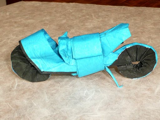 Moto de Christophe Boudias
Plié dans du sandwich soie-alu-soie (46 cm) - cette cchose a même une béquille !
Mots-clés: moto
