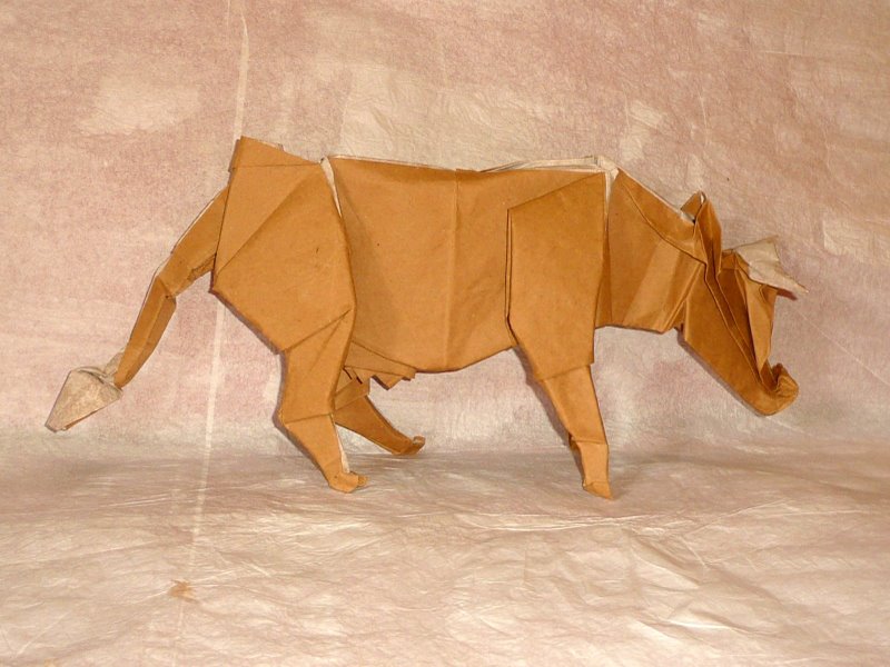 Vache d'après David Llanque
Deuxième essai. Kraft (90gr/m^2) + soie contrecollés au MC, 90cm de côté. Le papier est trop épais pour bien corriger la queue
Mots-clés: vache