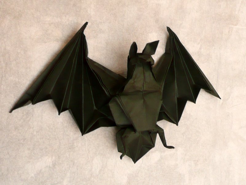 Chauve-souris d'après Noboru Miyajima
Deuxième essai, dans une feuille de peau d'éléphant de 50cm. La photo est retouchée pour faire ressortir les contrastes, vraiment pas évident pour un modèle en papier noir.
