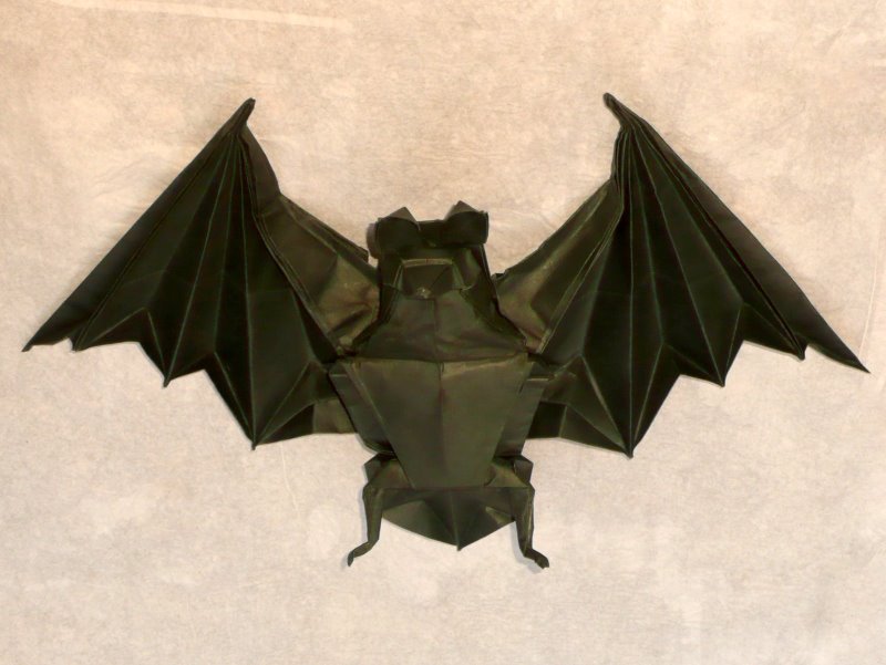 Chauve-souris d'après Noboru Miyajima
Deuxième essai, dans une feuille de peau d'éléphant de 50cm, vu du dessus. Cette fois-ci, tout les plis y sont :-)

La photo est retouchée pour faire ressortir les contrastes, vraiment pas évident pour un modèle en papier noir.
