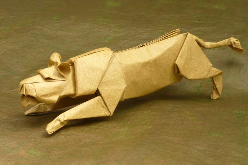 Lionne à l'affut d'après Lionel Albertino
plié en peau d'éléphant (50cm)
