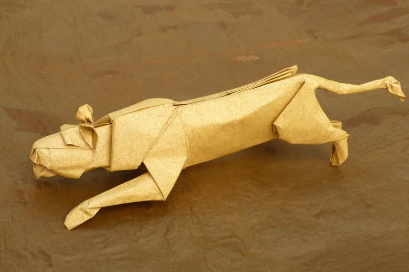 Lionne à l'affut d'après Lionel Albertino
Peau d'éléphant (50cm). J'ai tenté tant bien que mal de remodeler les pattes pour leur donner le volume qui leur faisait défaut, merci pour vos commentaires !
