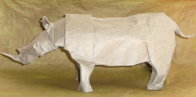 Rhinoceros d'après Lionel Albertino
Peau d'éléphant (70cm) et MC.

Vraiment dificile de modeler la tête, la petite corne en particulier. La photo est retouchée pour cacher une vilaine tache.
