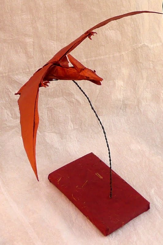 Ptéranodon d'après Robert Lang
plié dans du sandwich soie-alu-soie (50cm) - ce papier de soie de couleur cuivre est assez difficile à prendre en photo :)
