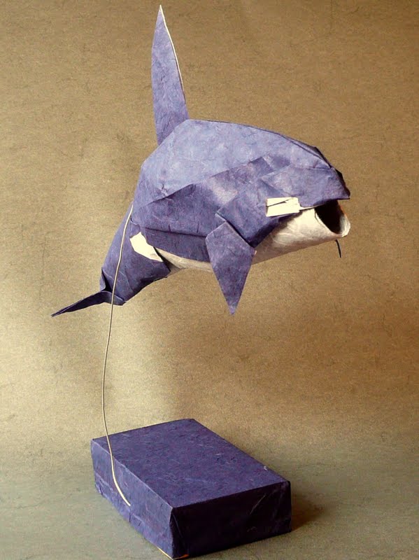 Orque d'après Satoshi Kamiya
deux couches de paille + MC (60cm)

La "face cachée" de mon pliage, celle qui montre le côté moche du montage...

