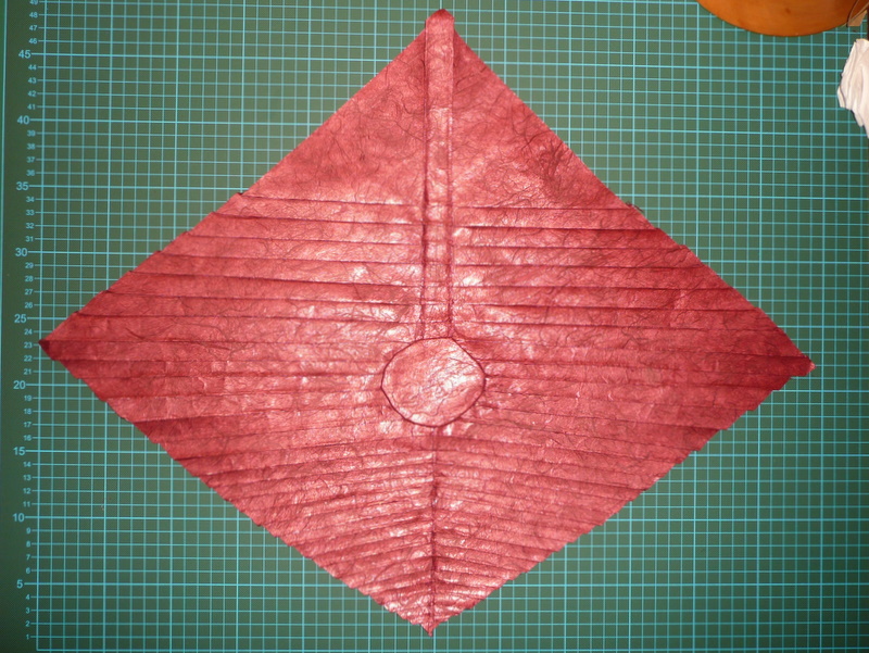 papier pour mon hippocampe mâle - 2ème version
un sandwich unryu/alu (environ 44cm), voilà les premiers plis, plutôt pifométrés comme on peut le voir...
