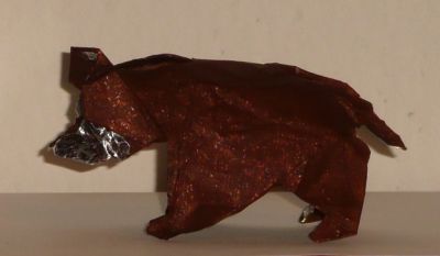 Ours (gachepapier)
Double première !

Mon premier modèle maison et mon premier pliage en alu+papier. Le modèle est inspiré d'un ours de Edwin Corrie, tout mignon mais tout plat. Dommage que je n'ai mis du papier que sur une seule face de l'alu... à suivre, peut-être...
Mots-clés: ours