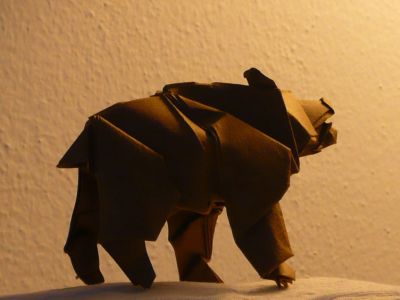 Ours de Nicolas Terry
plié avec du papier "Tant" 35 cm. Les griffes ne sont pas finies, le pli enfoncé de la machoire inférieure est très moyen.
Mots-clés: ours