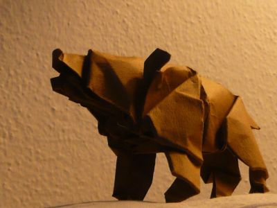 Ours de Nicolas Terry
plié avec du papier "Tant" 35 cm. Les griffes ne sont pas finies, le pli enfoncé de la machoire inférieure est très moyen.
Mots-clés: ours