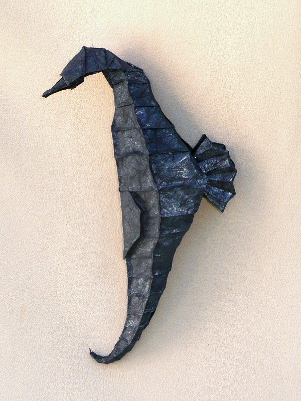 hippocampe mâle (gachepapier)
sandwich alu-unryu 44cm - pour le challenge de Juin 2010 (base du poisson)

