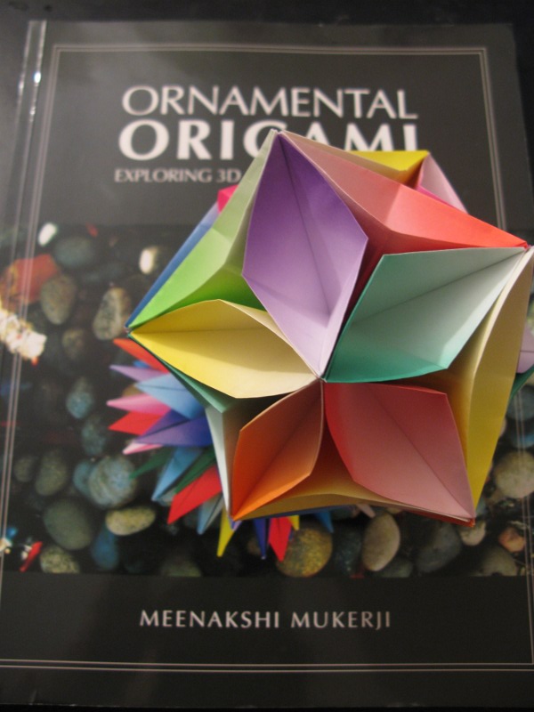 Icosahedron with Curves de Meenakshi Mukerji-Assemblage
Papier Origami 15cm
