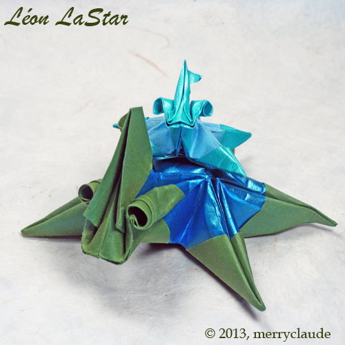 Léon LaStar par merryclaude-2
Papier Tant, un côté coloré à l’encre d’acrylique scintillante (FW)
13 pouces (35 cm)
Modelé en ‘Wet folding’
