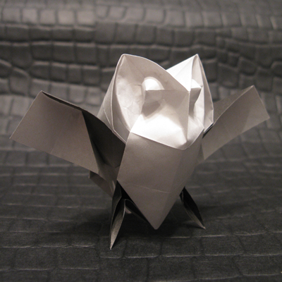 Owl-spreading wings de Davor Vinko-côté
Challenge de pliage CP-mi-juillet 2010 
Carré de 15X15cm
Papier origami
