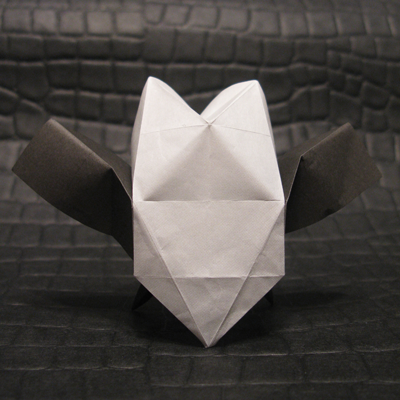 Owl-spreading wings de Davor Vinko-dos
Challenge de pliage CP-mi-juillet 2010 
Carré de 15X15cm
Papier origami

