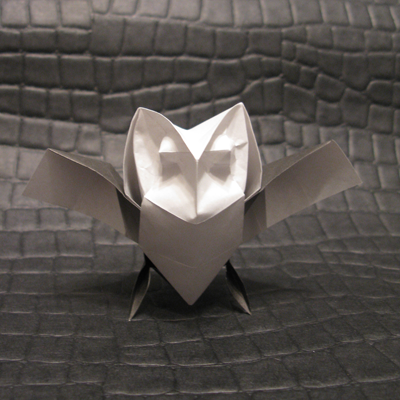 Owl-spreading wings de Davor Vinko-face
Challenge de pliage CP-mi-juillet 2010 
Carré de 15X15cm
Papier origami

