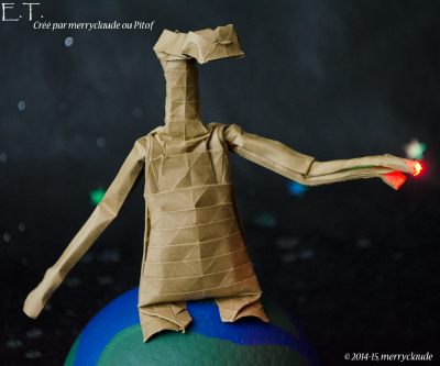 E.T.
Papier sandwich: Tant
Carré de 35 cm
Modelé en Wetfolding
