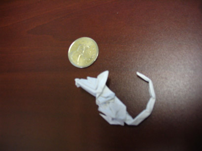 Rat, version miniature
Je n'ai pas pris de mesure, mais il me semble que le papier utilisé pour ce modèle-ci était d'environ 10cm/10cm.
Mots-clés: rat ; miniature