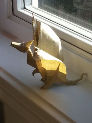 Perky Dragon
par Rikki Donachie
diagramme dans une parution de BOS (2007)
Papier de soie métallisé 30 cm

La tête ne correspond pas du tout au modèle, je n'arrivais pas à la visualiser pour la reproduire
