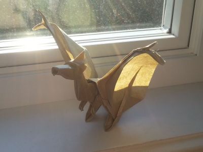 Perky Dragon
par Rikki Donachie
diagramme dans une parution de BOS (2007)
Papier de soie métallisé 30 cm
