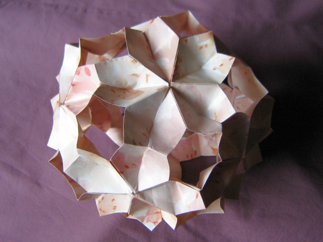 Kusudama sakura
http://tw.myblog.yahoo.com/eaglesuker/article?mid=3353&prev=3401&next=3233&l=f&fid=130
