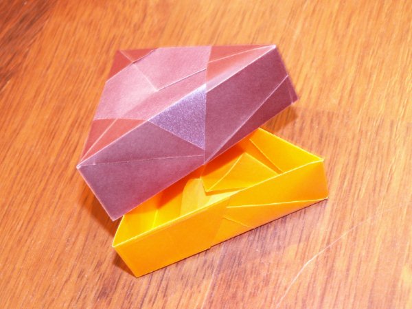 UN BELLE BOITE TRIANGULAIRE
