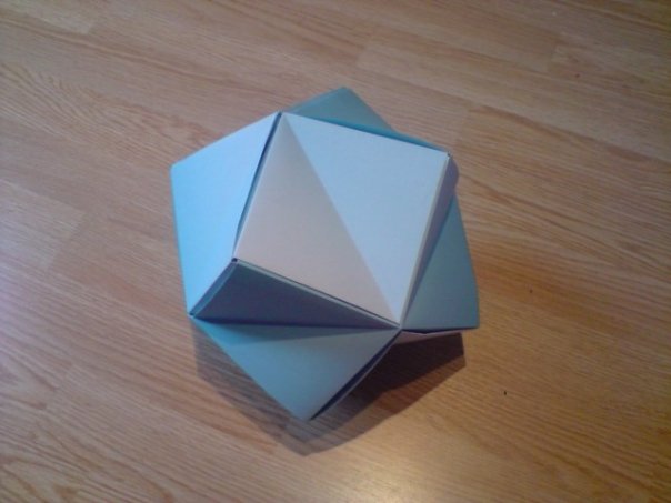Octaèdre avec pyramides équilatérales sur chaque faces
Mots-clés: octaèdre modulaire pyramide