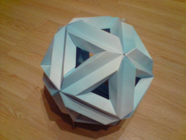 Double décaèdre avec Kusudama à l'intérieur 01
Double décaèdre avec Kusudama à l'intérieur
Mots-clés: modulaire kusudama