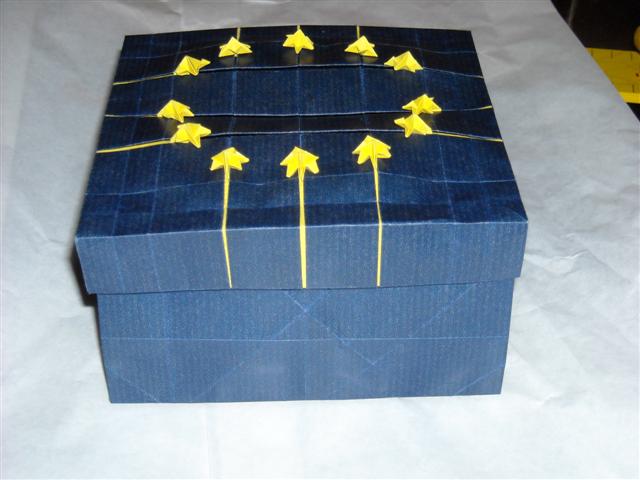 Boite européenne vue de coté
Carré de kraft 35 cm pour la boite et rectangle de 2,5 x 10 cm pour chacune des étoiles
