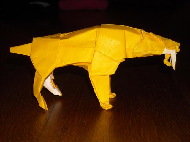 Smilodon de Satoshi Kamiya Vue 1
Plié dans un papier origami bicolore (acheté sur le site de Nicolas TERRY) de 25 cm de côté
