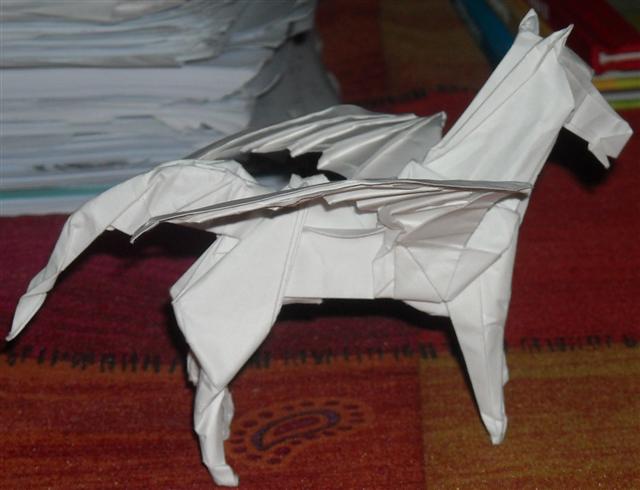 Pégase
Plié dans un carré de  papier origami 35 cm, taille finale à peu prés 1/6ème du carré de départ
