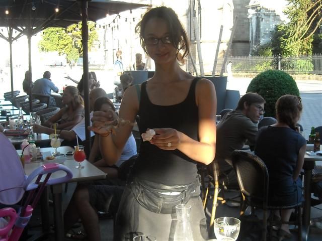 Une jolie serveuse lui offre une rose qu'elle a plié pour l'encourager
