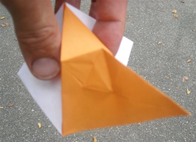 le papier est extrait, je referme le modèle selon les plis existants
