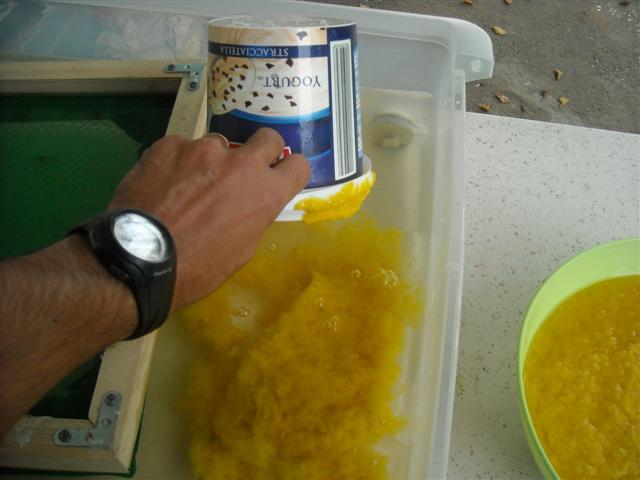 une part de pâte dans la cuve
