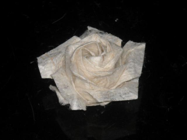 Rose de Naomiki Sato en papier ortie
