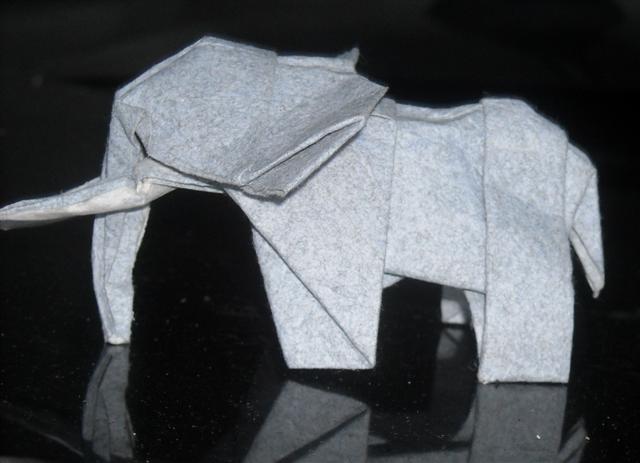 Elephant de John Montroll (contrecollage au MC de papiers fabriqués par Aurèle)
