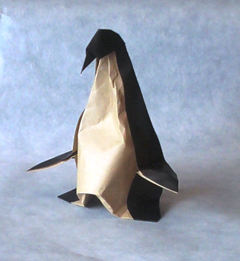 Pingouin de GâchePapier
Dans la catégorie personnages de papier, Pajarita n°119
Amis du pliage et de la géométrie fine bonsoir, ici le modelage, la sculpture et les repères approximatifs sont de rigueur. Et vive le dessin! Papier humide adapté à ce genre d'exercice, mieux que le kraft sans doute. Muchas gracias Maestro.
(Enfin, manchot, quoi)
