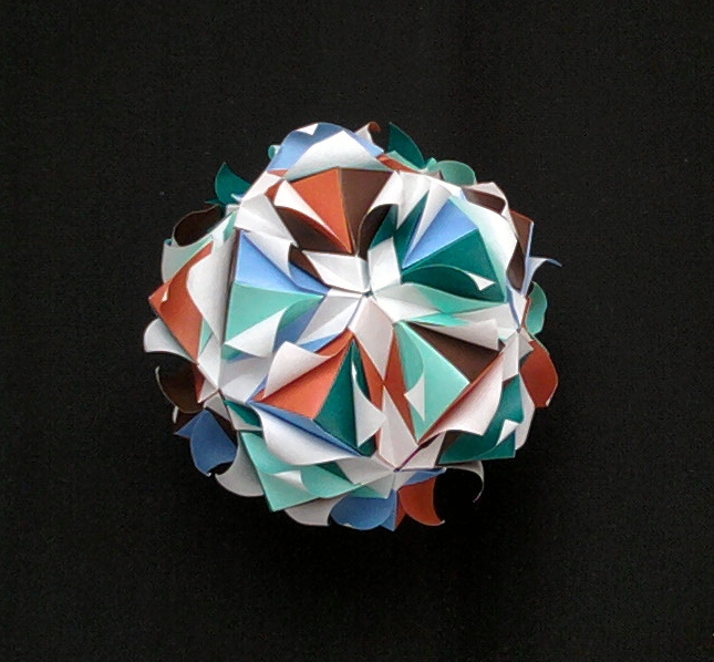Miranda star sonobe - Uniya Filonova
Etoile Miranda module Sonobe
Epreuve n°6 aux olympiades
Kami 7,5cm - 30 modules
Répartition régulière des couleurs
