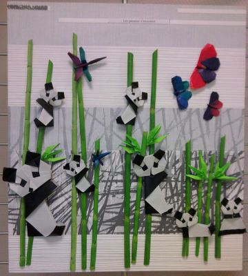 Pandas et papillons dans forêt de bambous
