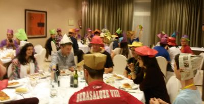 cena con gorros
