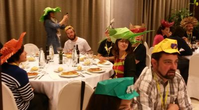 cena con gorros
