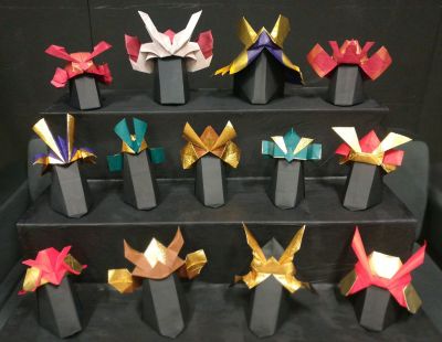Expo Kabuto musée des Beaux-Arts Carcassonne
De haut en bas et de gauche à droite : 1- M. Seishi KASUMI 2- M. Marcelo ARISPE-GUZMAN 3- M. Boleslaw GARGOL 4- M. Issei YOSHINO 5- M. Jun MAEKAWA 6- M. Nobuyoshi SHOJI 7- M. Seiji NISHIKAWA 8- M. Tetsuya GOTANI 9- M. Yukihiko MATSUNO 10- M. Ichirō KINOSHITA 11- M. Makoto YAMAGUCHI 12- M. Isamu YAMADA 13- Mme Tomoko TANAKA
