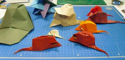 Rats la casquette
Une baisse de moral, là on en a rats la casquette.
Le rat de Vicente Palacios, enseigné par l'auteur à moi-même à Verbania le 6 décembre.
La casquette, dans le Tanteidan 118.
Au fond, un des modulaires de la série xyz...
