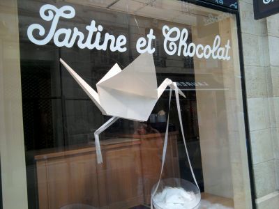 Simili allusion
Vu dans la vitrine d'une enseigne de vêtements à Bordeaux
