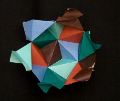 Miranda star sonobe - Uniya Filonova
Etoile Miranda module Sonobe
Epreuve n°6 aux olympiades
Kami 7,5cm - 30 modules
Répartition régulière des couleurs
Vue interne
