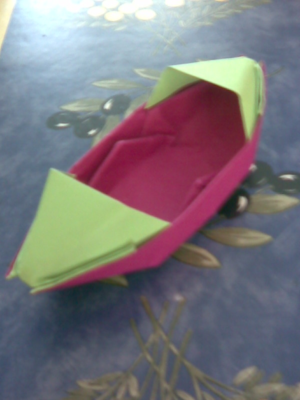 Bateau
Papier vert et rouge 20x20 (cm)

